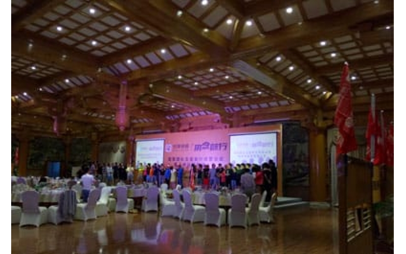 紛享逍客冠軍團(tuán)隊(duì)戈壁毅行閉營儀式暨年中運(yùn)營管理大會